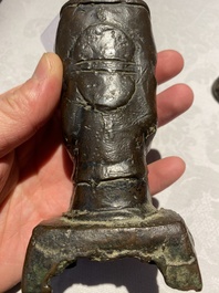 Een Chinese bronzen bel en twee sculpturen, Ming en later