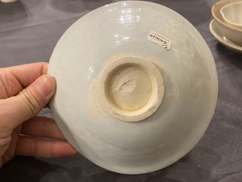 Een diverse collectie Chinees porselein en aardewerk, Song en later