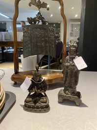 Een Chinese bronzen bel en twee sculpturen, Ming en later