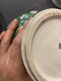 Vase de forme 'suantouping' en biscuit &eacute;maill&eacute; vert &agrave; d&eacute;cor de chevaux au galop, Chine, 19&egrave;me