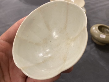 Een diverse collectie Chinees porselein en aardewerk, Song en later