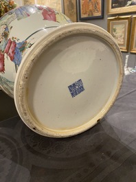 Vase couvert en porcelaine de Chine famille rose, marque de Qianlong, 19&egrave;me