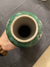 Vase de forme 'suantouping' en biscuit &eacute;maill&eacute; vert &agrave; d&eacute;cor de chevaux au galop, Chine, 19&egrave;me