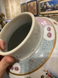 Vase couvert en porcelaine de Chine famille rose, marque de Qianlong, 19&egrave;me