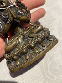 Een Chinese bronzen bel en twee sculpturen, Ming en later