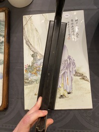 Een Chinese famille rose plaquette in houten standaard, gesigneerd Wang Qi 王琦, 20e eeuw