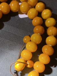 A Chinese amber necklace, early 20th C.