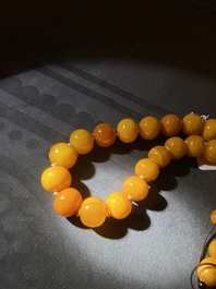 A Chinese amber necklace, early 20th C.