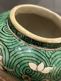 Vase de forme 'suantouping' en biscuit &eacute;maill&eacute; vert &agrave; d&eacute;cor de chevaux au galop, Chine, 19&egrave;me