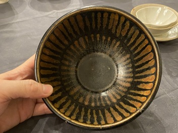 Een diverse collectie Chinees porselein en aardewerk, Song en later