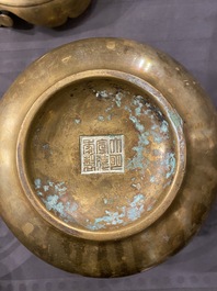 Six br&ucirc;le-parfums en bronze, Chine, 19/20&egrave;me