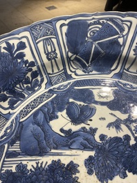 Important plat en porcelaine de Chine en bleu et blanc de type kraak, Wanli