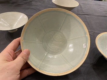 Een diverse collectie Chinees porselein en aardewerk, Song en later