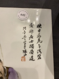 Een Chinese famille rose plaquette in houten standaard, gesigneerd Wang Qi 王琦, 20e eeuw