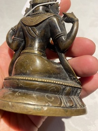 Een Chinese bronzen bel en twee sculpturen, Ming en later