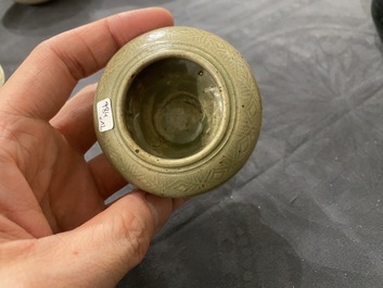 Een diverse collectie Chinees porselein en aardewerk, Song en later
