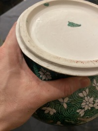 Vase de forme 'suantouping' en biscuit &eacute;maill&eacute; vert &agrave; d&eacute;cor de chevaux au galop, Chine, 19&egrave;me