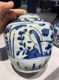 Deux pots en porcelaine de Chine en bleu et blanc, Ming