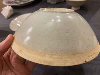 Een diverse collectie Chinees porselein en aardewerk, Song en later