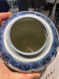 Deux pots en porcelaine de Chine en bleu et blanc, Ming