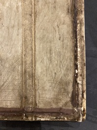Een Chinese famille rose plaquette in houten standaard, gesigneerd Wang Qi 王琦, 20e eeuw