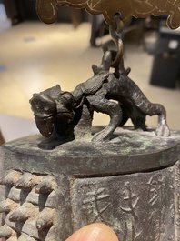 Een Chinese bronzen bel en twee sculpturen, Ming en later