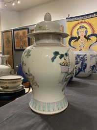 Vase couvert en porcelaine de Chine famille rose, marque de Qianlong, 19&egrave;me