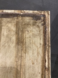 Een Chinese famille rose plaquette in houten standaard, gesigneerd Wang Qi 王琦, 20e eeuw
