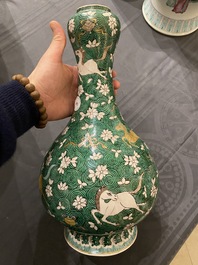 Vase de forme 'suantouping' en biscuit &eacute;maill&eacute; vert &agrave; d&eacute;cor de chevaux au galop, Chine, 19&egrave;me
