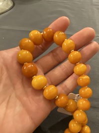 A Chinese amber necklace, early 20th C.