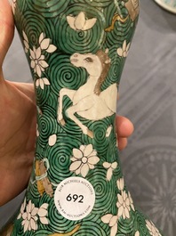 Vase de forme 'suantouping' en biscuit &eacute;maill&eacute; vert &agrave; d&eacute;cor de chevaux au galop, Chine, 19&egrave;me