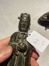 Een Chinese bronzen bel en twee sculpturen, Ming en later