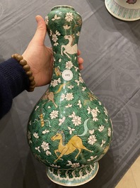 Vase de forme 'suantouping' en biscuit &eacute;maill&eacute; vert &agrave; d&eacute;cor de chevaux au galop, Chine, 19&egrave;me