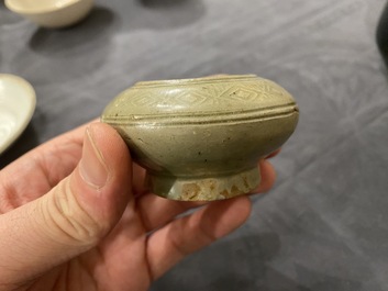 Een diverse collectie Chinees porselein en aardewerk, Song en later