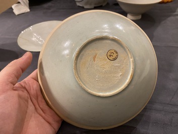 Een diverse collectie Chinees porselein en aardewerk, Song en later