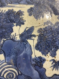 Important plat en porcelaine de Chine en bleu et blanc de type kraak, Wanli