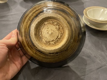 Een diverse collectie Chinees porselein en aardewerk, Song en later