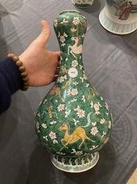 Vase de forme 'suantouping' en biscuit &eacute;maill&eacute; vert &agrave; d&eacute;cor de chevaux au galop, Chine, 19&egrave;me