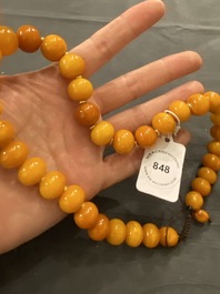 A Chinese amber necklace, early 20th C.