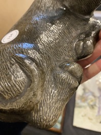 Een Chinese monochrome sculptuur van een liggende waterbuffel op houten sokkel, 19e eeuw