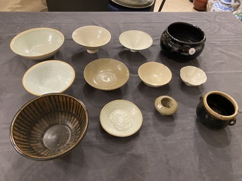 Een diverse collectie Chinees porselein en aardewerk, Song en later