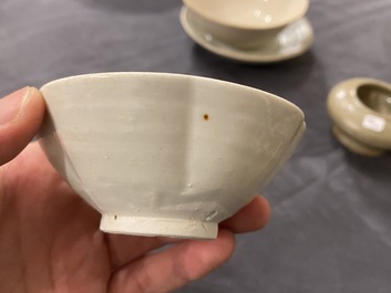 Een diverse collectie Chinees porselein en aardewerk, Song en later
