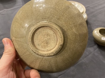 Een diverse collectie Chinees porselein en aardewerk, Song en later