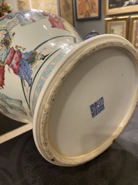 Vase couvert en porcelaine de Chine famille rose, marque de Qianlong, 19&egrave;me