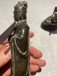 Een Chinese bronzen bel en twee sculpturen, Ming en later