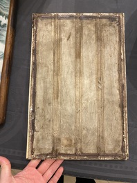 Een Chinese famille rose plaquette in houten standaard, gesigneerd Wang Qi 王琦, 20e eeuw