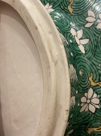 Vase de forme 'suantouping' en biscuit &eacute;maill&eacute; vert &agrave; d&eacute;cor de chevaux au galop, Chine, 19&egrave;me