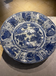 Important plat en porcelaine de Chine en bleu et blanc de type kraak, Wanli