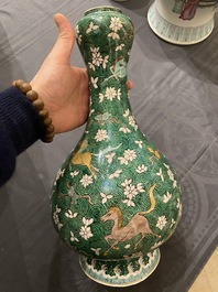 Vase de forme 'suantouping' en biscuit &eacute;maill&eacute; vert &agrave; d&eacute;cor de chevaux au galop, Chine, 19&egrave;me