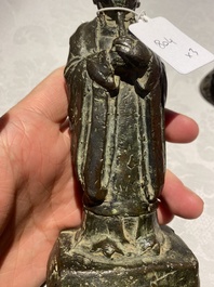 Een Chinese bronzen bel en twee sculpturen, Ming en later